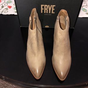 NEW! FRYE WESTERN REINA ANKLE BOOTIE ASH